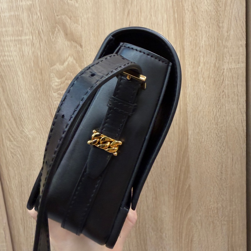 Burberry 黑牛皮金釦下蓋肩斜背包-3