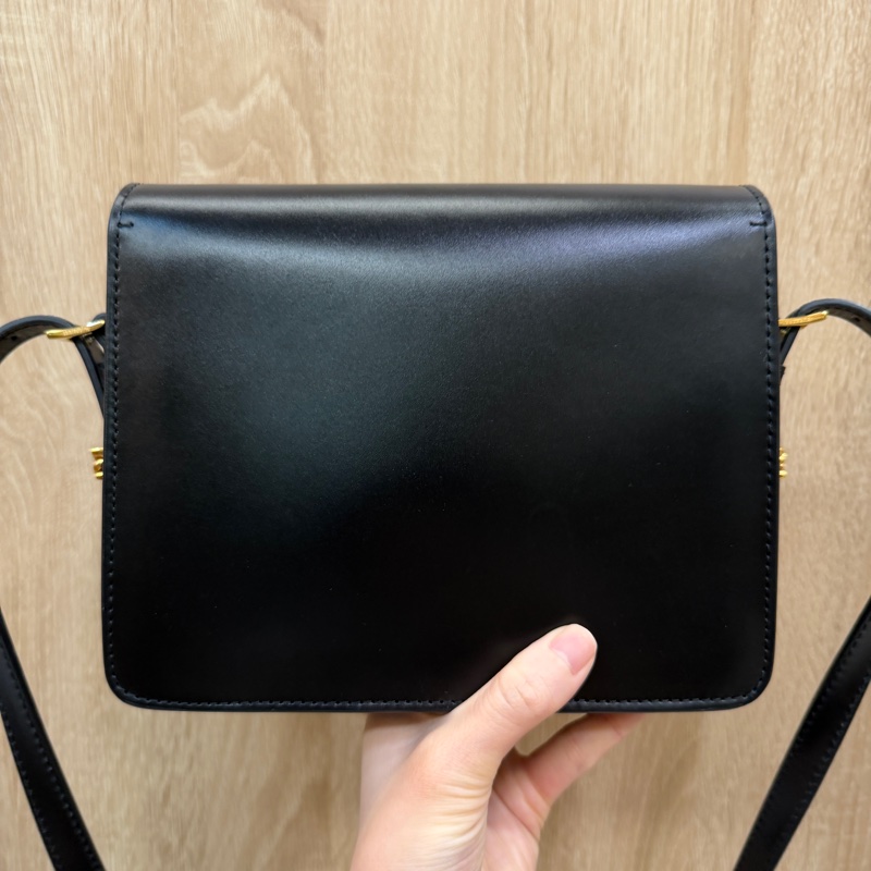 Burberry 黑牛皮金釦下蓋肩斜背包-5