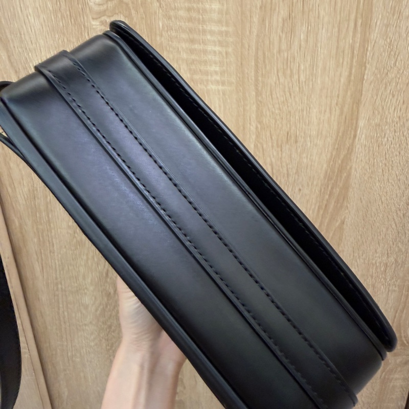 Burberry 黑牛皮金釦下蓋肩斜背包-6