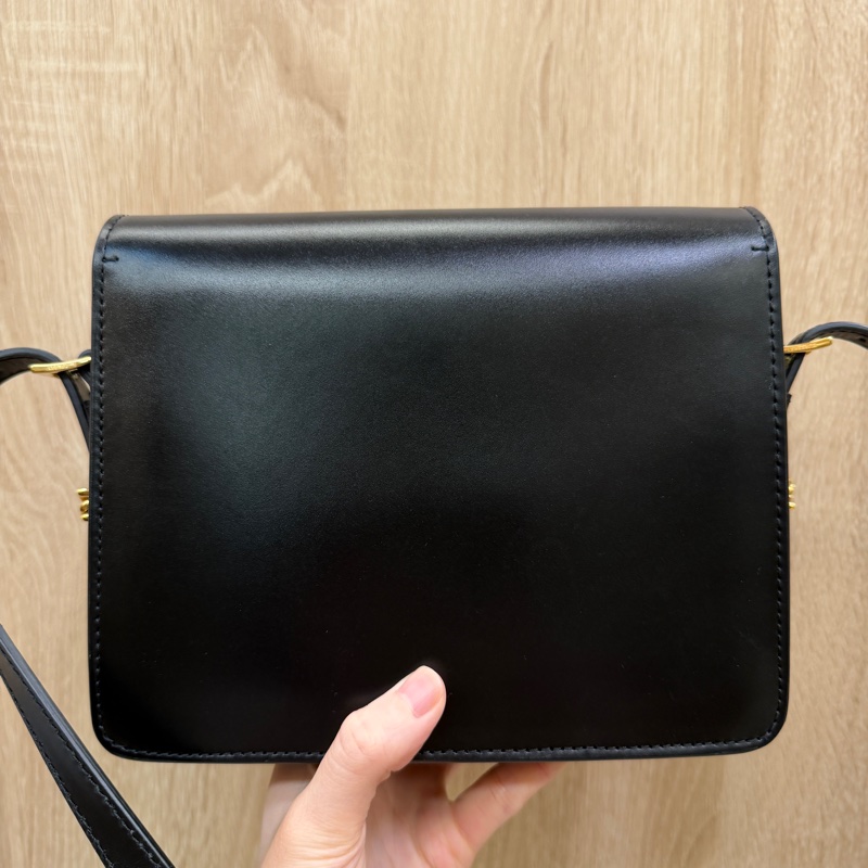 Burberry 黑牛皮金釦下蓋肩斜背包-9