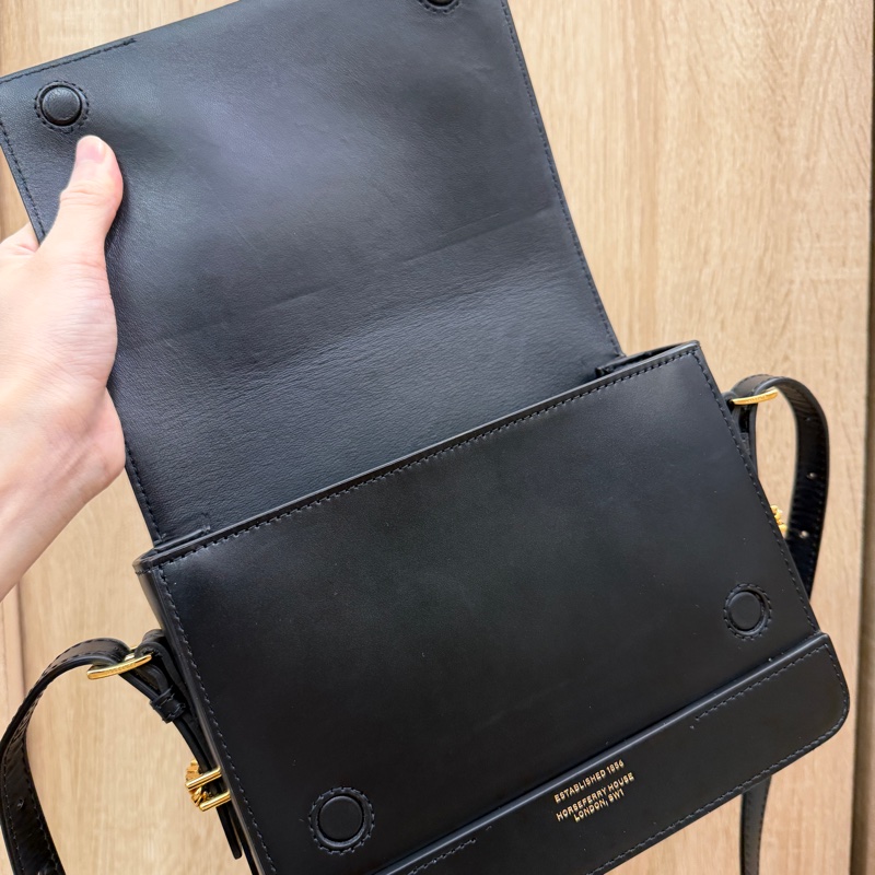 Burberry 黑牛皮金釦下蓋肩斜背包-10