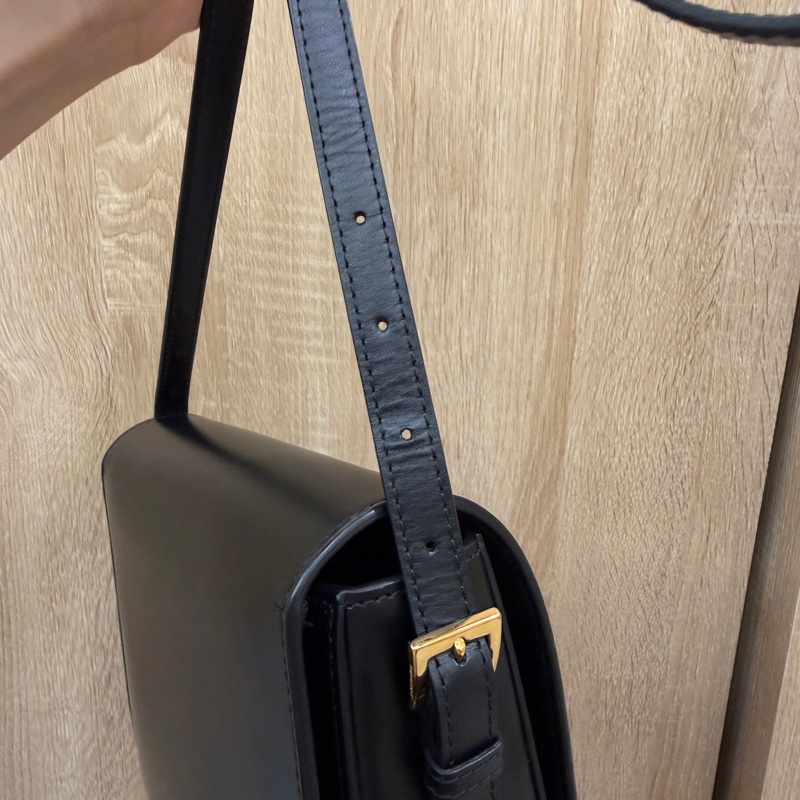 Burberry 黑牛皮金釦下蓋肩斜背包-15