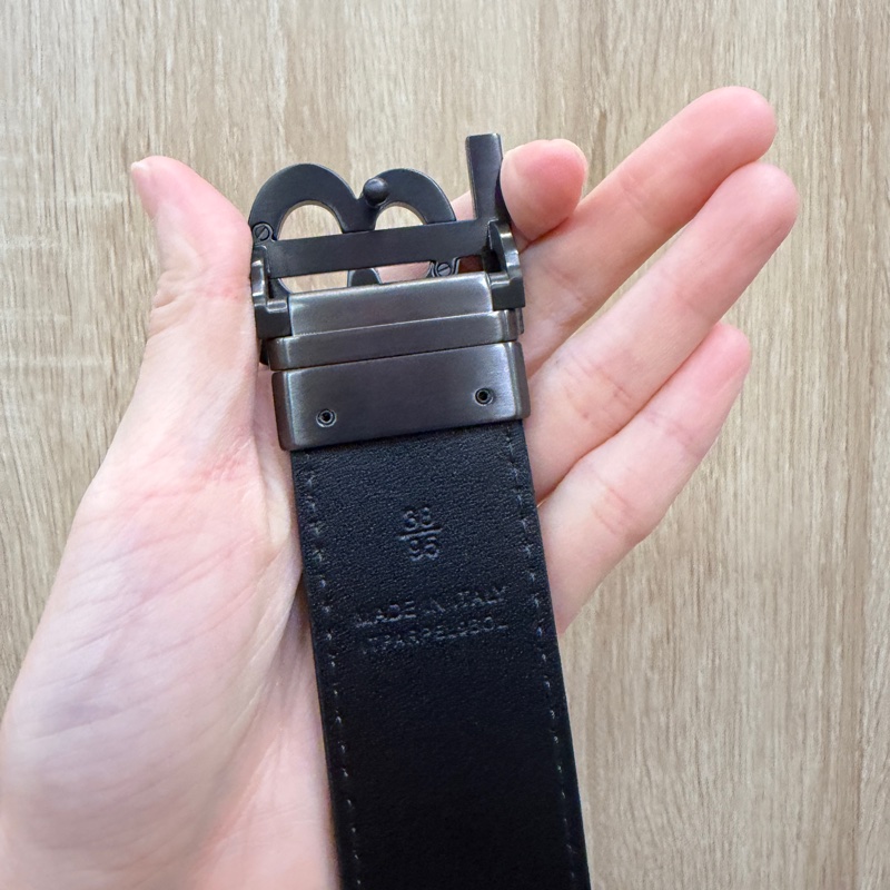 Burberry 炭灰石墨色PVC黑牛皮TB釦雙面用皮帶-4