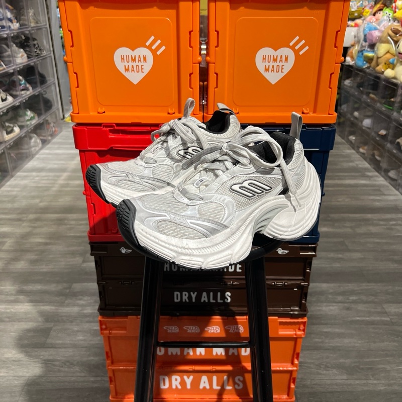 巴黎世家10xl 灰白Eu38-0