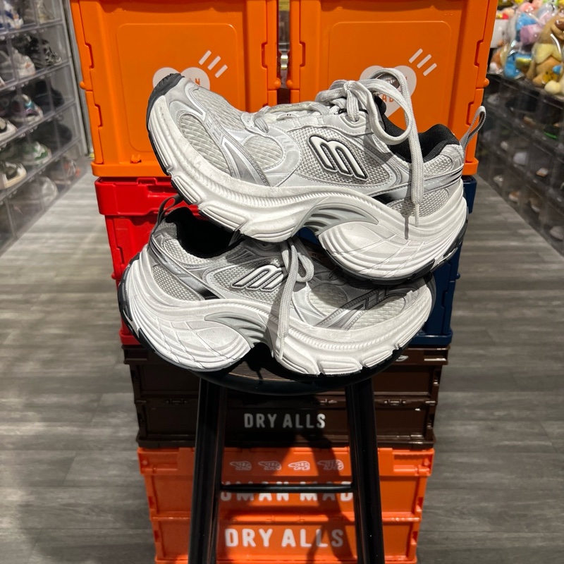 巴黎世家10xl 灰白Eu38-1