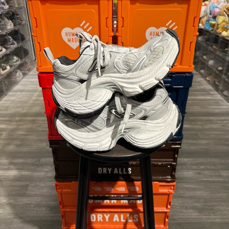 巴黎世家10xl 灰白Eu38-2