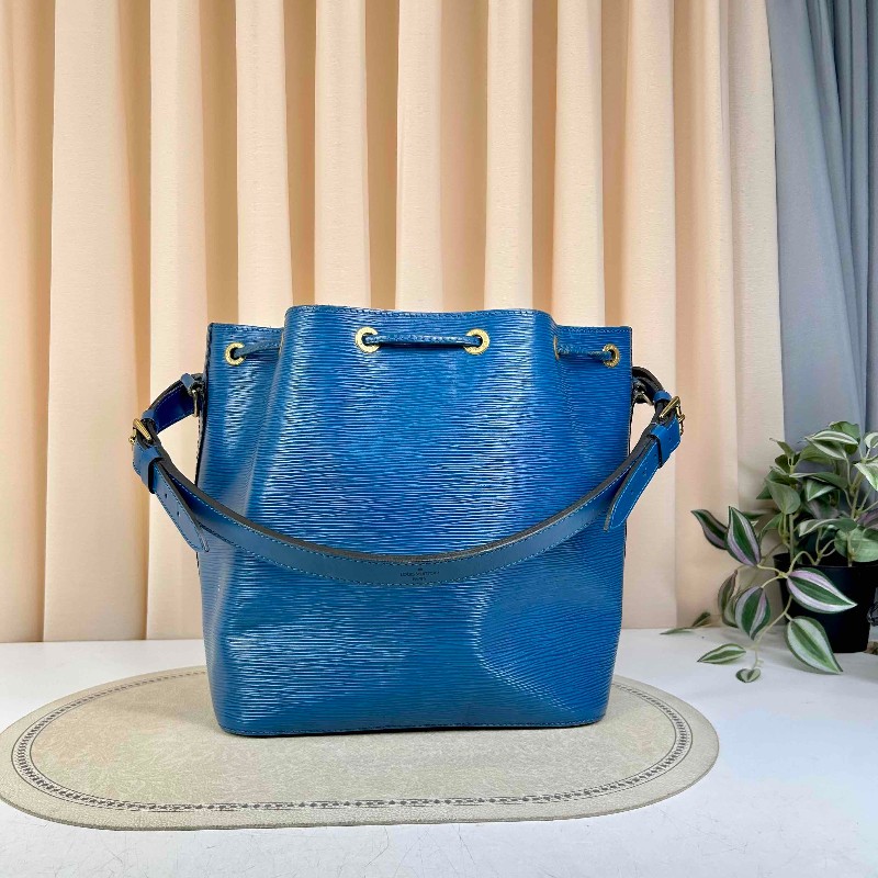 LV 路易威登水波纹水桶 海洋藍乘著夏日的風而來 休閒又能正式的穿插在生活中 水桶包很討好能放下電腦，容量感人 肩帶可調長變斜挎-1