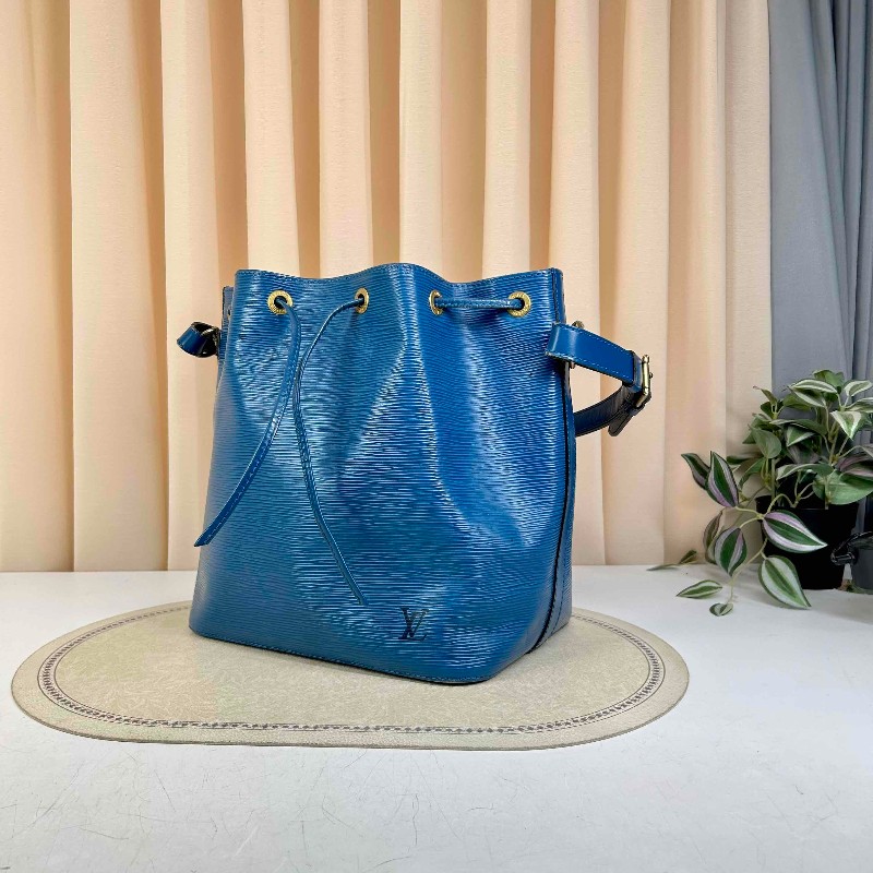 LV 路易威登水波纹水桶 海洋藍乘著夏日的風而來 休閒又能正式的穿插在生活中 水桶包很討好能放下電腦，容量感人 肩帶可調長變斜挎-3