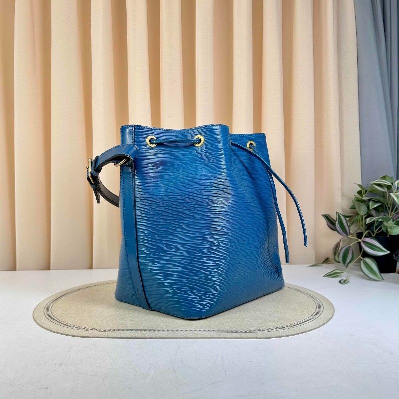 LV 路易威登水波纹水桶 海洋藍乘著夏日的風而來 休閒又能正式的穿插在生活中 水桶包很討好能放下電腦，容量感人 肩帶可調長變斜挎-4