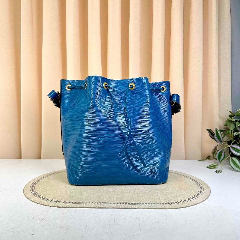 LV 路易威登水波纹水桶 海洋藍乘著夏日的風而來 休閒又能正式的穿插在生活中 水桶包很討好能放下電腦，容量感人 肩帶可調長變斜挎-5