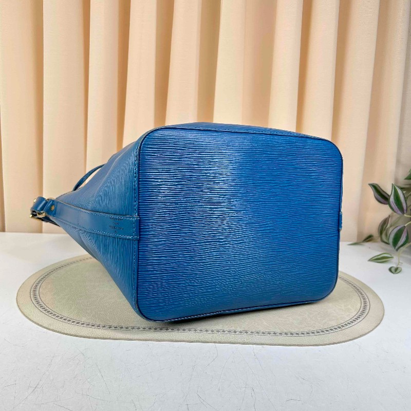 LV 路易威登水波纹水桶 海洋藍乘著夏日的風而來 休閒又能正式的穿插在生活中 水桶包很討好能放下電腦，容量感人 肩帶可調長變斜挎-12