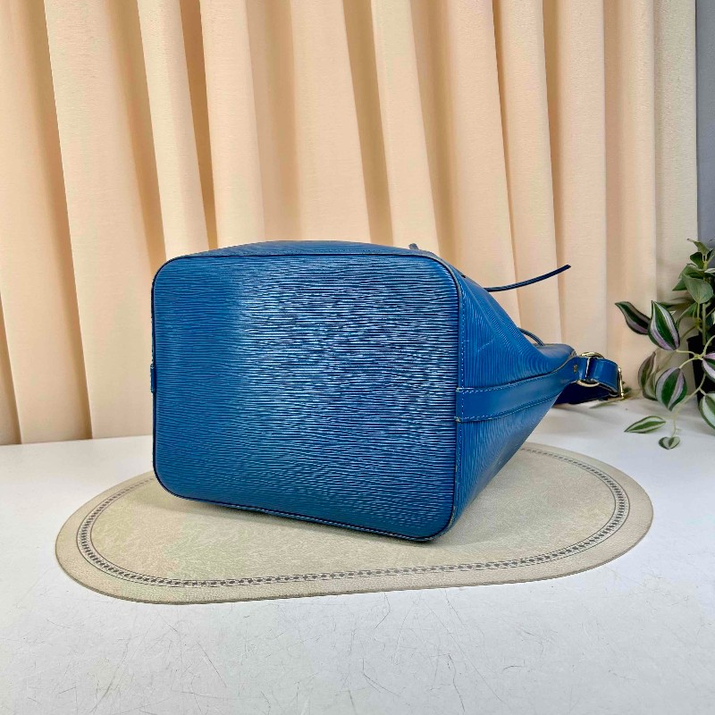 LV 路易威登水波纹水桶 海洋藍乘著夏日的風而來 休閒又能正式的穿插在生活中 水桶包很討好能放下電腦，容量感人 肩帶可調長變斜挎-13