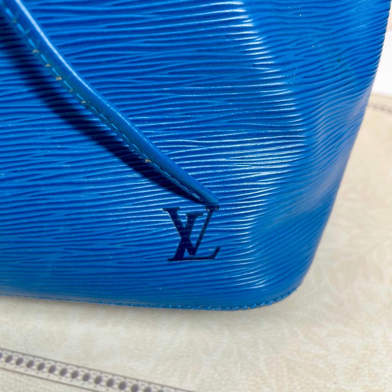 LV 路易威登水波纹水桶 海洋藍乘著夏日的風而來 休閒又能正式的穿插在生活中 水桶包很討好能放下電腦，容量感人 肩帶可調長變斜挎-14