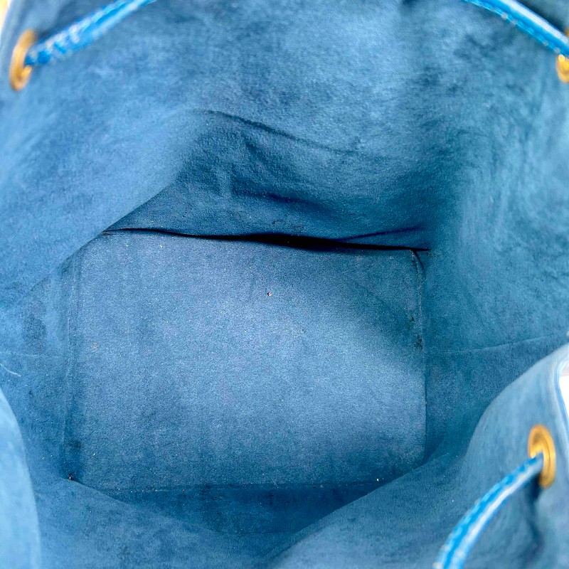 LV 路易威登水波纹水桶 海洋藍乘著夏日的風而來 休閒又能正式的穿插在生活中 水桶包很討好能放下電腦，容量感人 肩帶可調長變斜挎-15