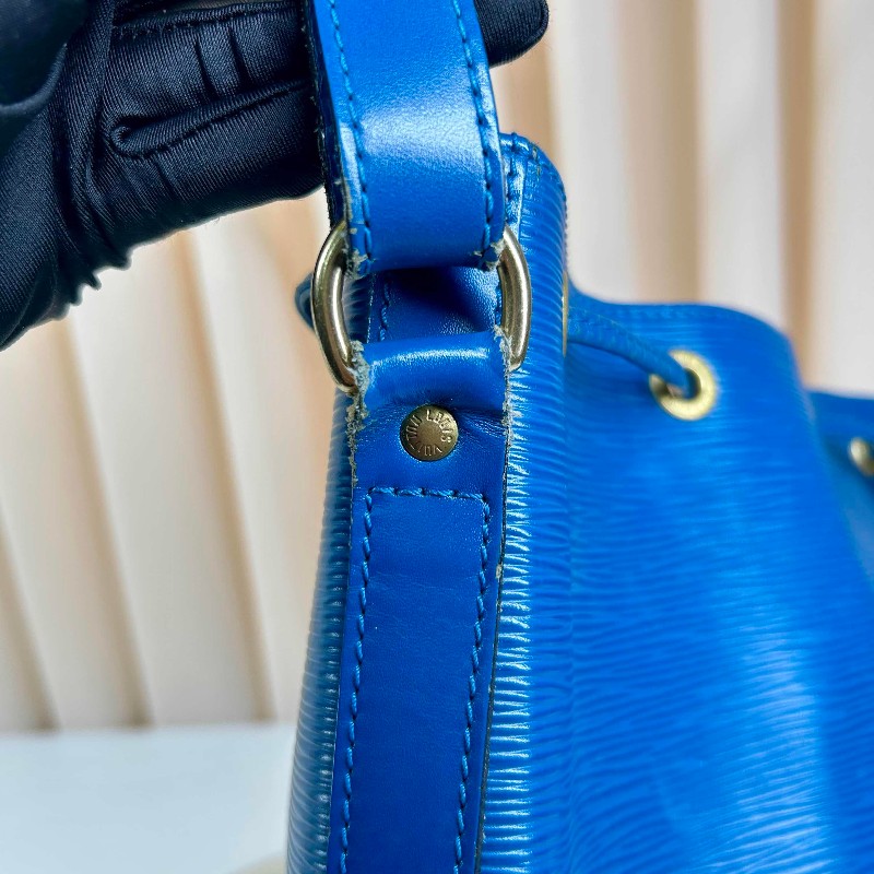 LV 路易威登水波纹水桶 海洋藍乘著夏日的風而來 休閒又能正式的穿插在生活中 水桶包很討好能放下電腦，容量感人 肩帶可調長變斜挎-17