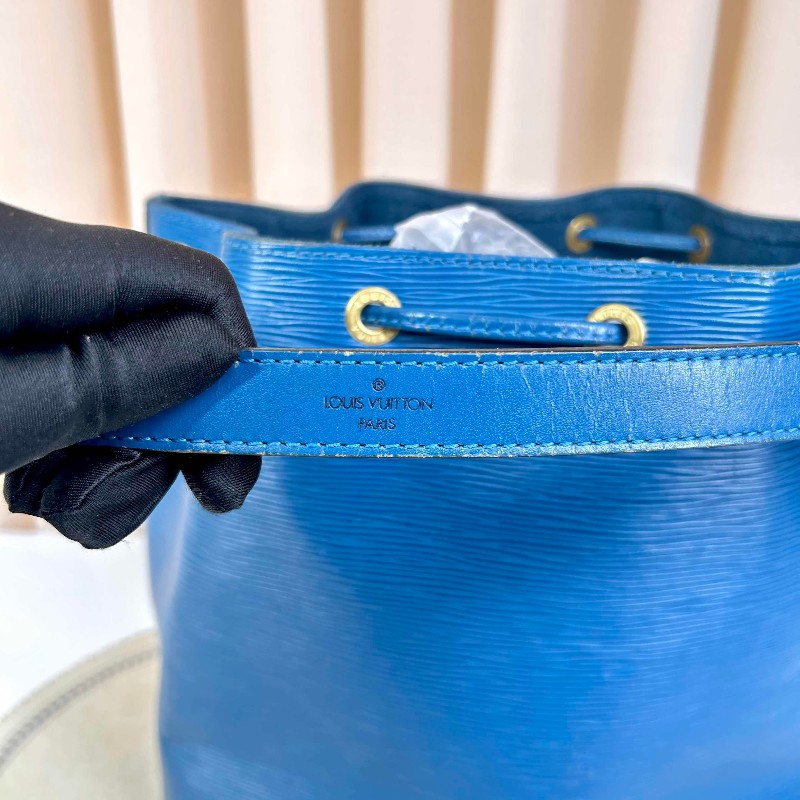 LV 路易威登水波纹水桶 海洋藍乘著夏日的風而來 休閒又能正式的穿插在生活中 水桶包很討好能放下電腦，容量感人 肩帶可調長變斜挎-18