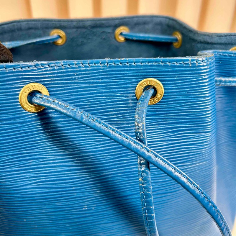 LV 路易威登水波纹水桶 海洋藍乘著夏日的風而來 休閒又能正式的穿插在生活中 水桶包很討好能放下電腦，容量感人 肩帶可調長變斜挎-19