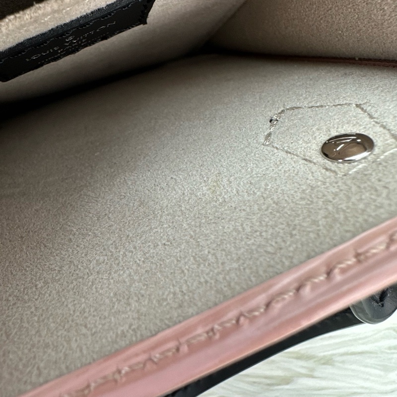 LV Petit Sac Plat 水波紋粉色琴譜包-21