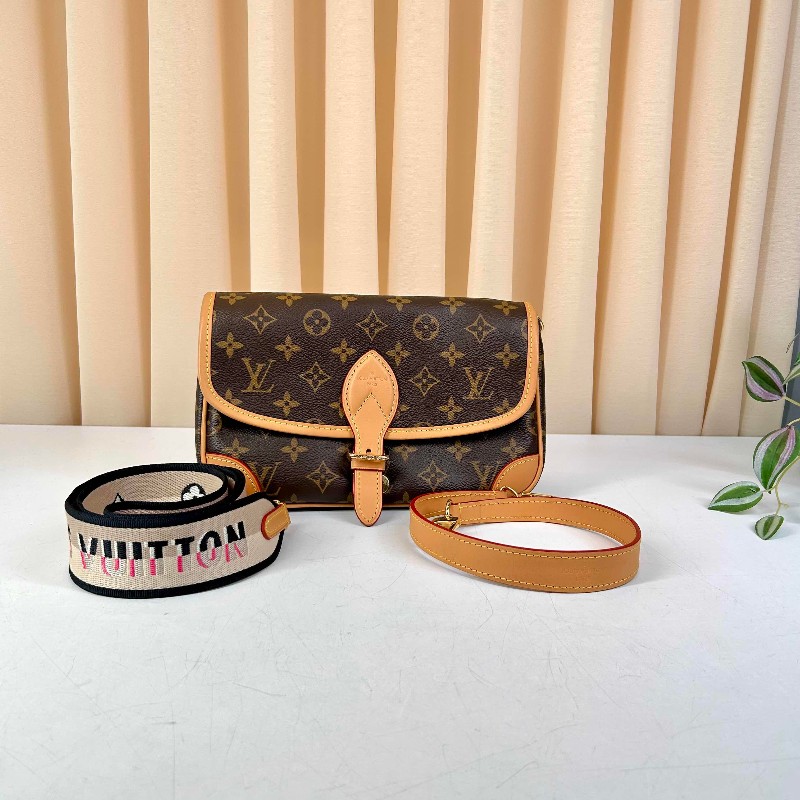 LV 路易威登經典老花法棍  芯片款，顯氣質實用又耐看，火爆王，兩條肩帶隨意切換-5