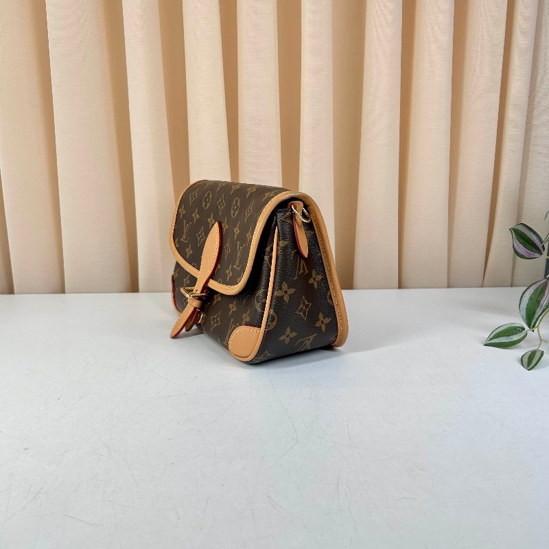 LV 路易威登經典老花法棍  芯片款，顯氣質實用又耐看，火爆王，兩條肩帶隨意切換-8