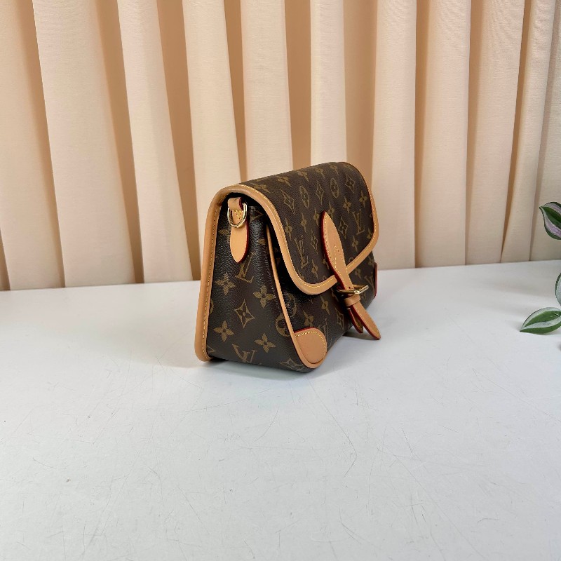 LV 路易威登經典老花法棍  芯片款，顯氣質實用又耐看，火爆王，兩條肩帶隨意切換-9