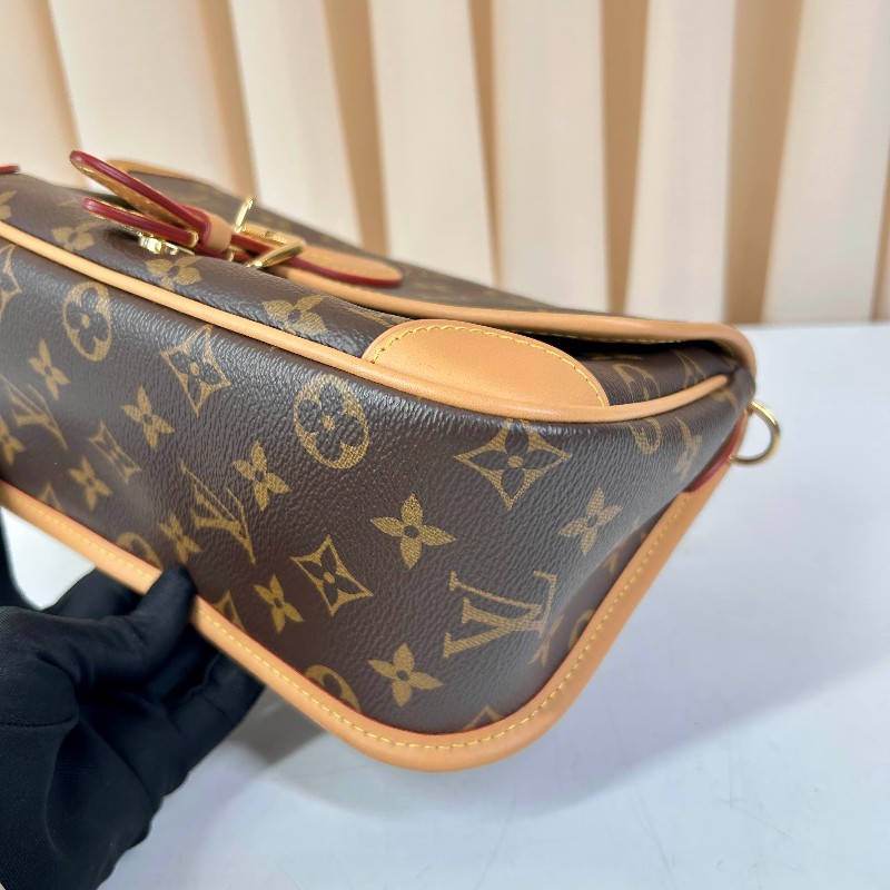 LV 路易威登經典老花法棍  芯片款，顯氣質實用又耐看，火爆王，兩條肩帶隨意切換-12