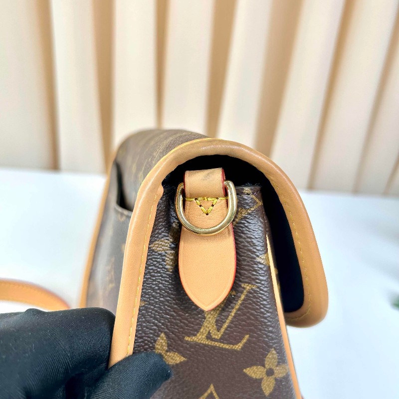 LV 路易威登經典老花法棍  芯片款，顯氣質實用又耐看，火爆王，兩條肩帶隨意切換-17