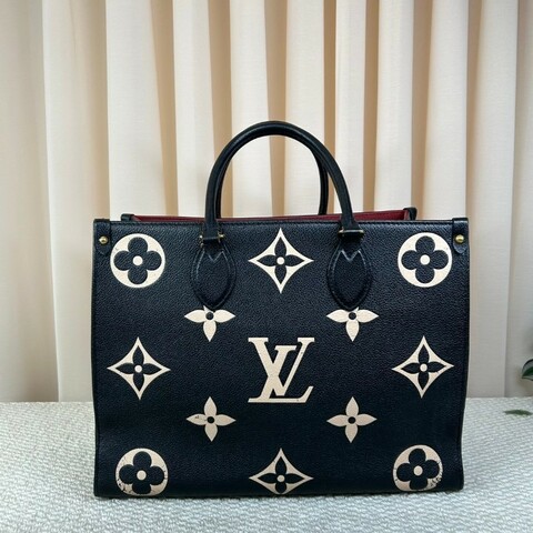 LV路易威登 Onthego 黑白老花托特包 經典老花壓紋 黑色配色 牛皮材質 金色五金 手提斜挎兩用 容量大 日常通勤、逛街都很實用 百搭不挑人