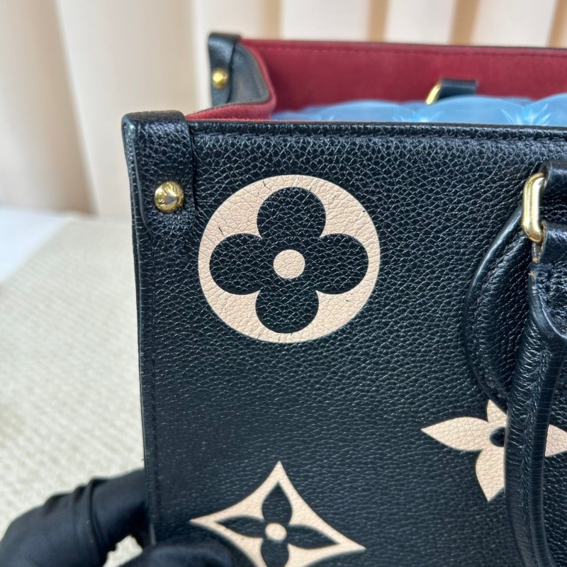 LV路易威登 Onthego 黑白老花托特包 經典老花壓紋 黑色配色 牛皮材質 金色五金 手提斜挎兩用 容量大 日常通勤、逛街都很實用 百搭不挑人-9