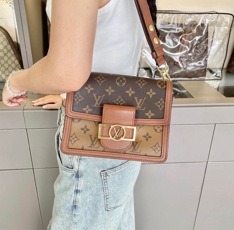 「JL精品代購」98新 LV 達芙妮 肩背包-1