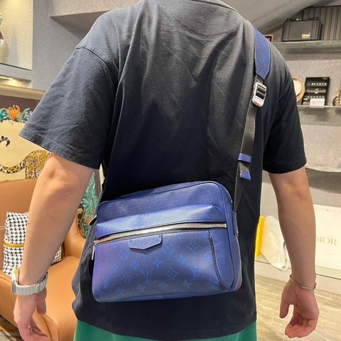 LV Outdoor郵差斜背包深藍色銀扣 25*20*6 98新配件塵袋