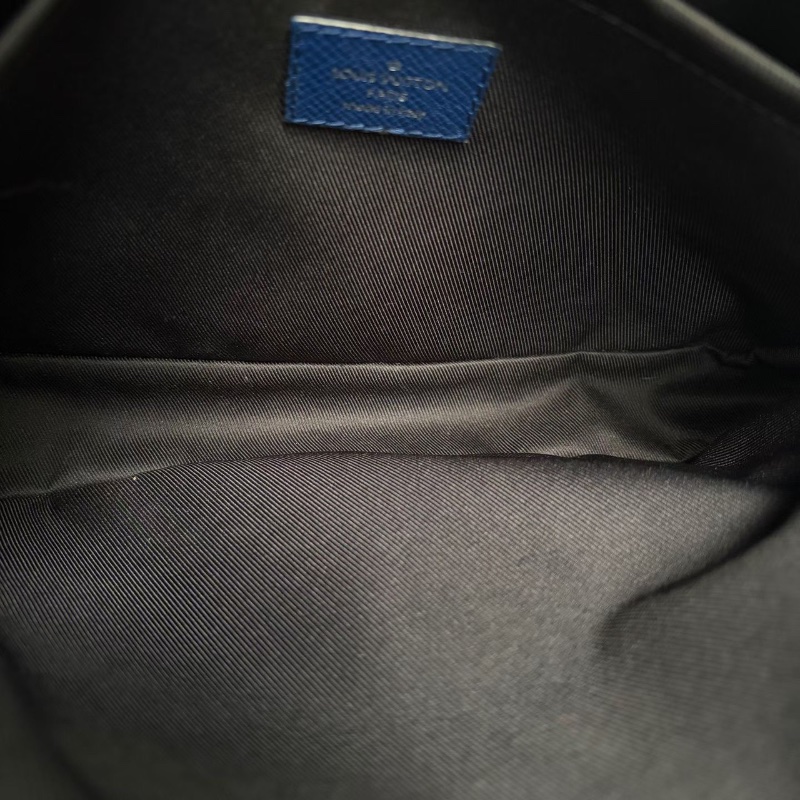 LV Outdoor郵差斜背包深藍色銀扣 25*20*6 98新配件塵袋-1