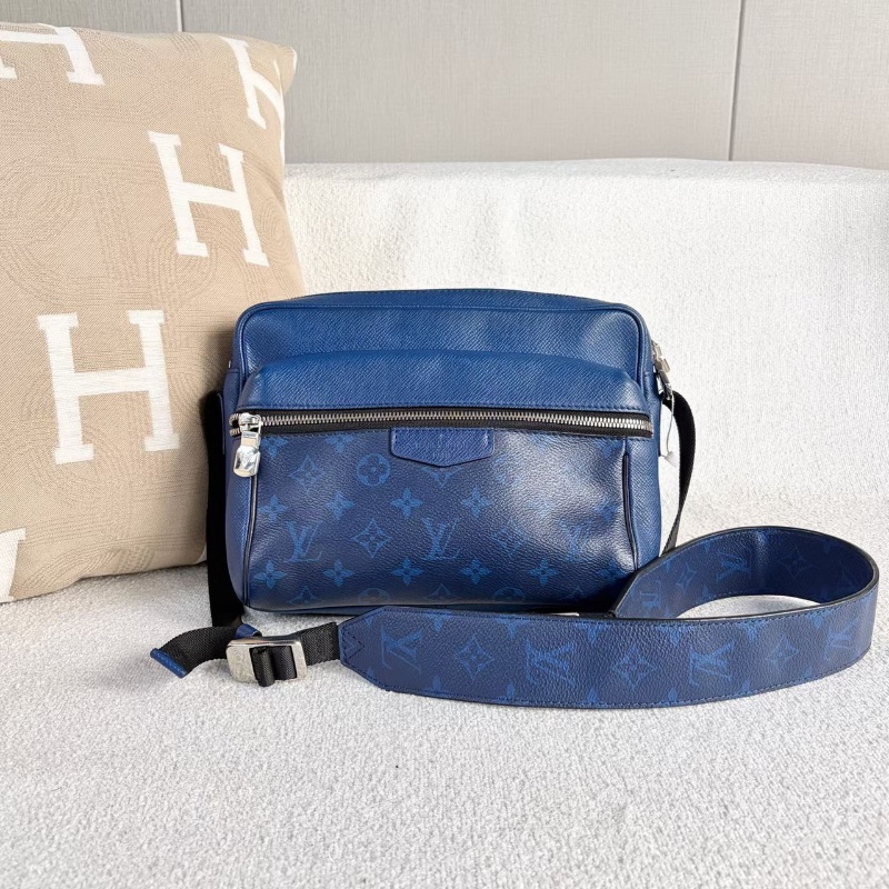 LV Outdoor郵差斜背包深藍色銀扣 25*20*6 98新配件塵袋-2