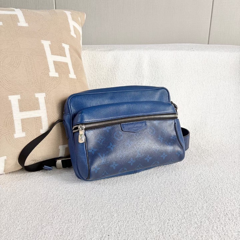 LV Outdoor郵差斜背包深藍色銀扣 25*20*6 98新配件塵袋-4