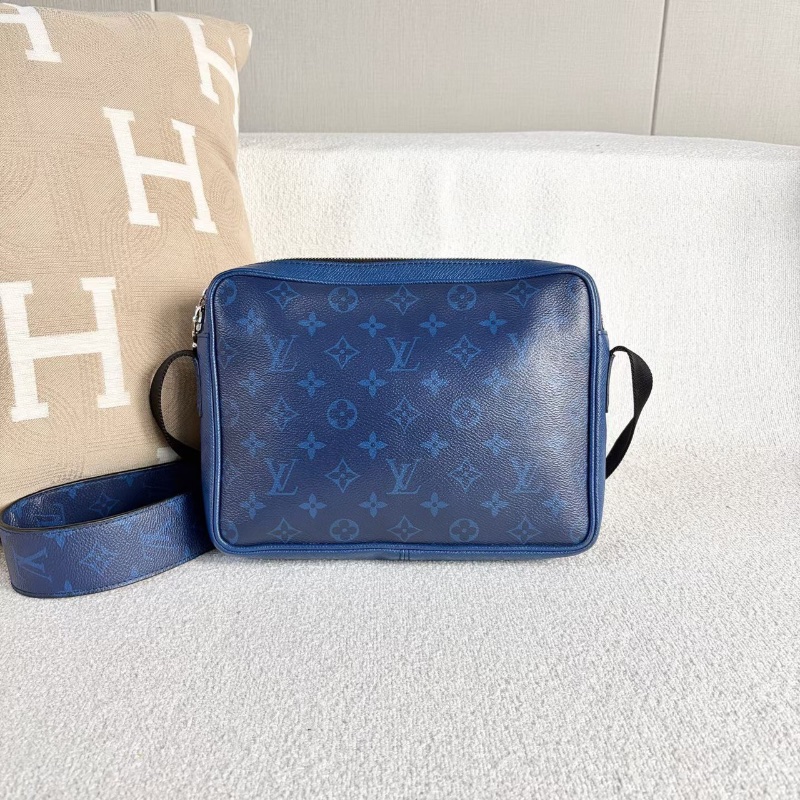 LV Outdoor郵差斜背包深藍色銀扣 25*20*6 98新配件塵袋-6
