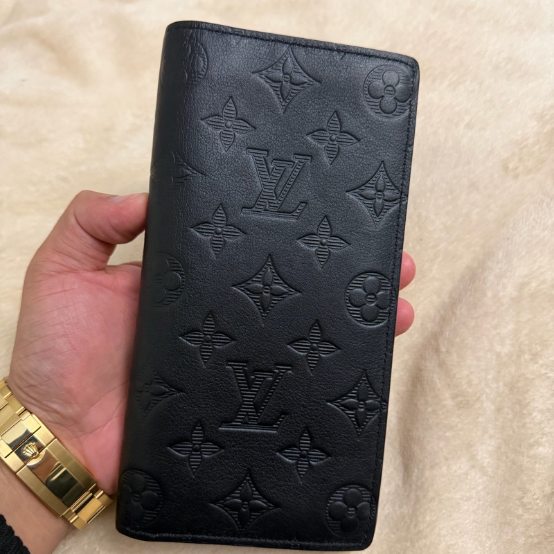 Lv黑花壓紋對開長夾（M62900）-0