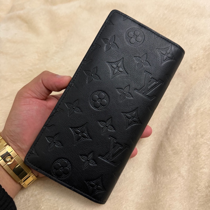 Lv黑花壓紋對開長夾（M62900）-1
