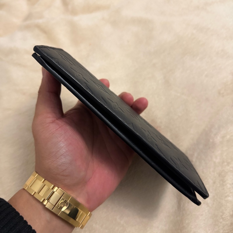 Lv黑花壓紋對開長夾（M62900）-3