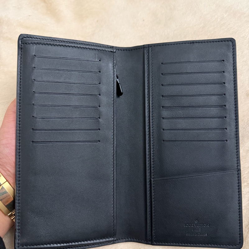 Lv黑花壓紋對開長夾（M62900）-5