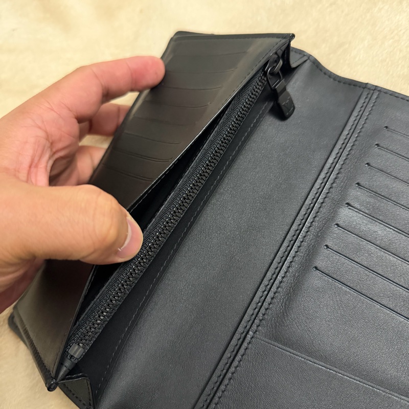 Lv黑花壓紋對開長夾（M62900）-6