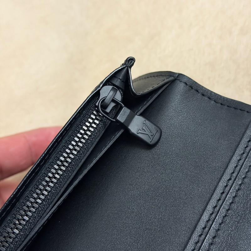 Lv黑花壓紋對開長夾（M62900）-7