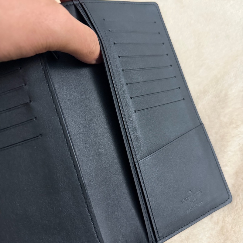 Lv黑花壓紋對開長夾（M62900）-8