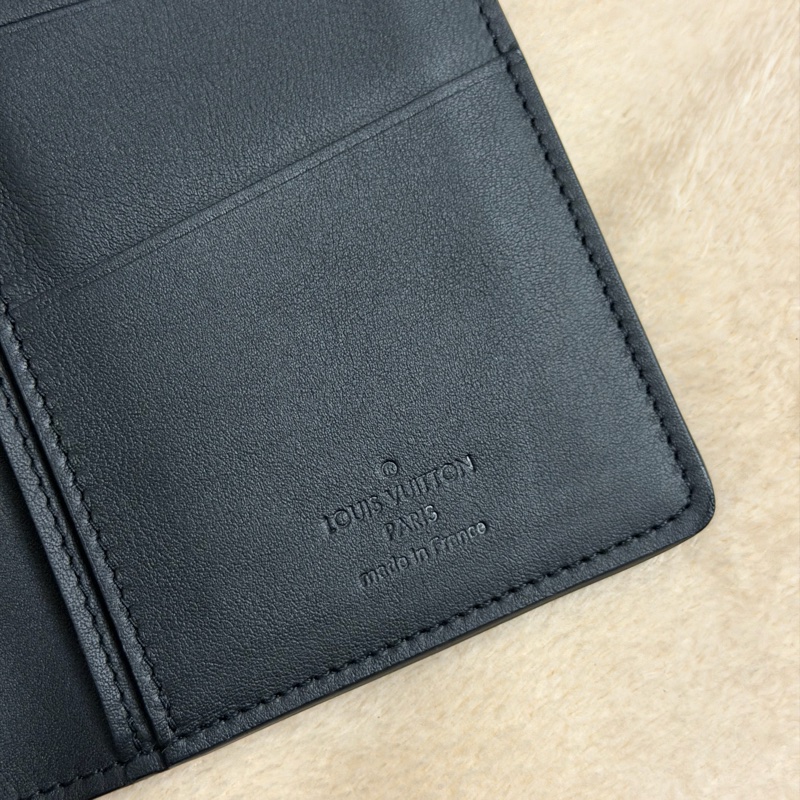 Lv黑花壓紋對開長夾（M62900）-9