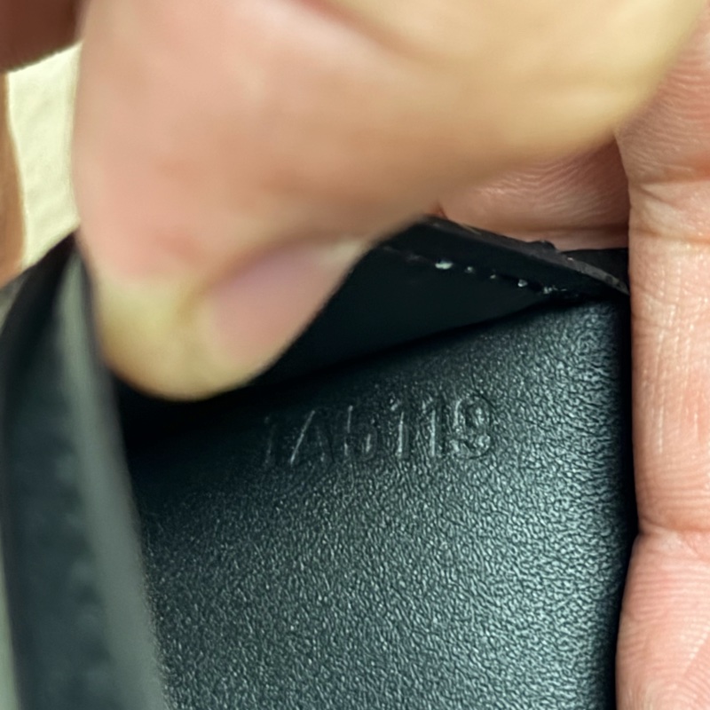 Lv黑花壓紋對開長夾（M62900）-10