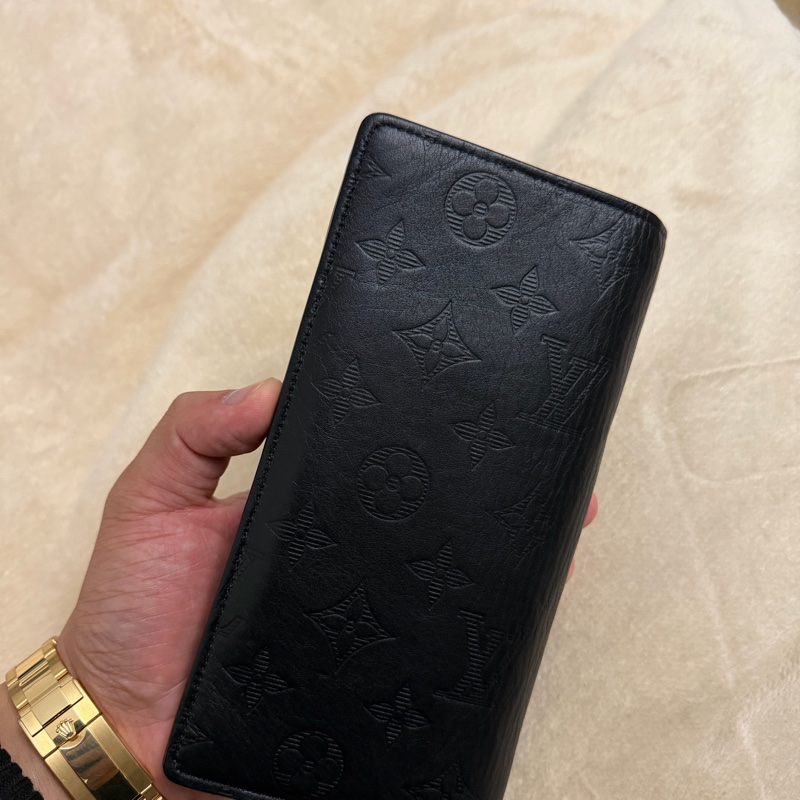 Lv黑花壓紋對開長夾（M62900）-1