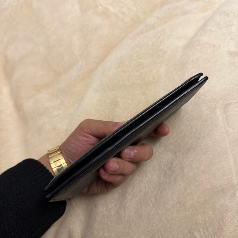 Lv黑花壓紋對開長夾（M62900）-3