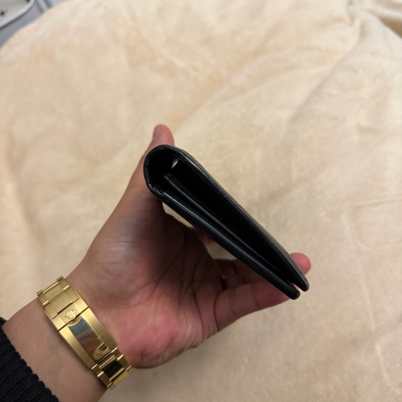 Lv黑花壓紋對開長夾（M62900）-4