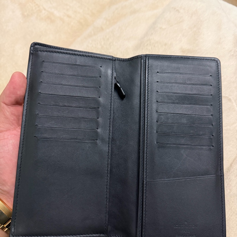 Lv黑花壓紋對開長夾（M62900）-5