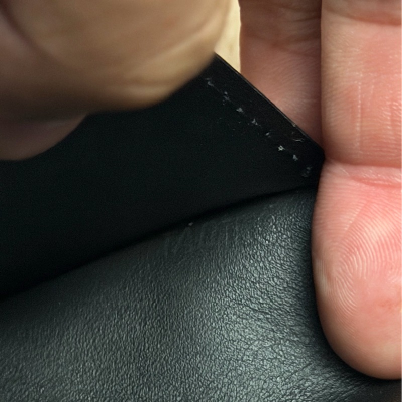 Lv黑花壓紋對開長夾（M62900）-10