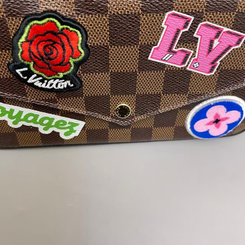 LV路易威登 棕棋盤格徽章限量款三合一-8
